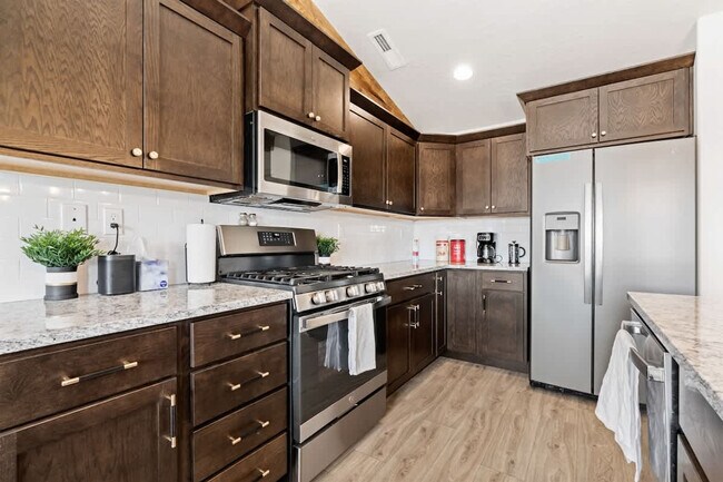 Building Photo - 347 S 10th Ave