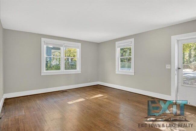 Building Photo - 2 Bedroom & 1 Bathroom Home