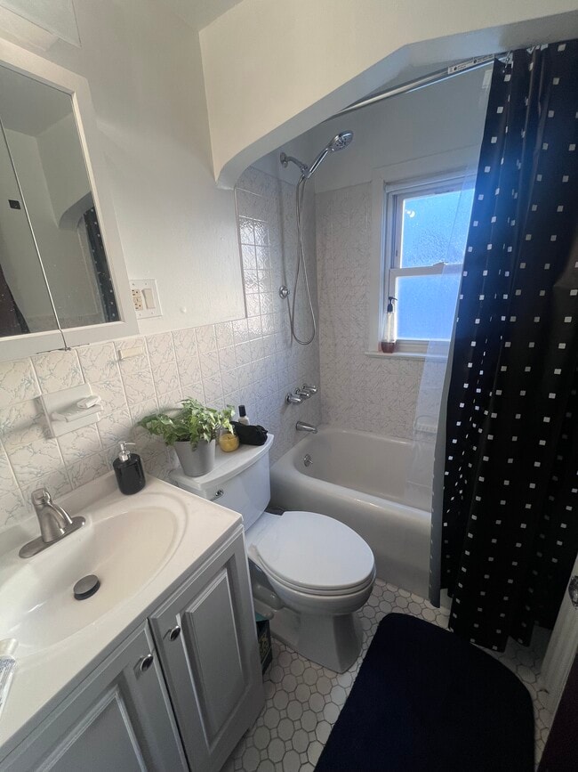 Building Photo - 96 Kenwood Ave