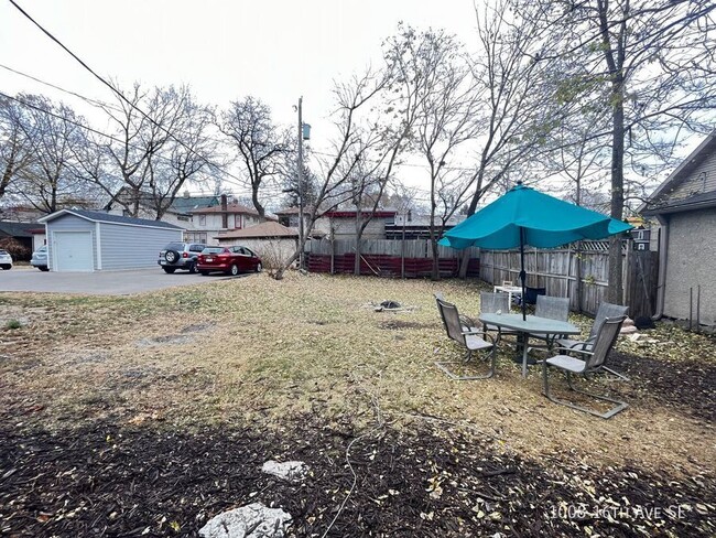 Building Photo - 3br 2ba ~ Security Deposit Free Alternativ...