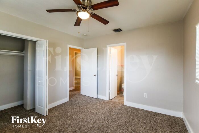 Building Photo - 810 NW 186th Dr