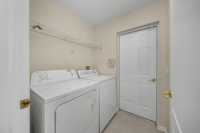 Building Photo - 2056 Crestview Way