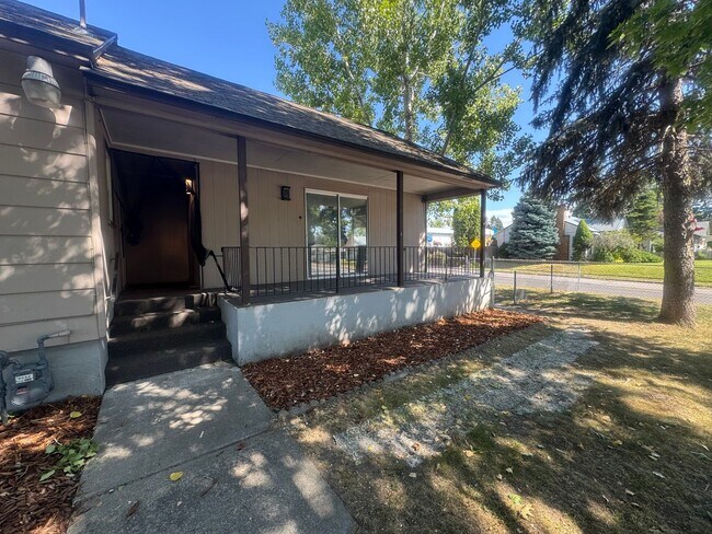 Building Photo - Spacious 4 Bed, 3 Bath Corner Lot Home!
