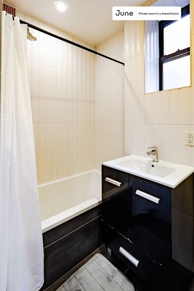 Building Photo - Private bedroom in 4 bed/2 bath Home
