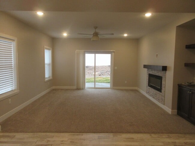 Building Photo - 3 bed 2.5 bath - Single Family Home in Crescent Hills