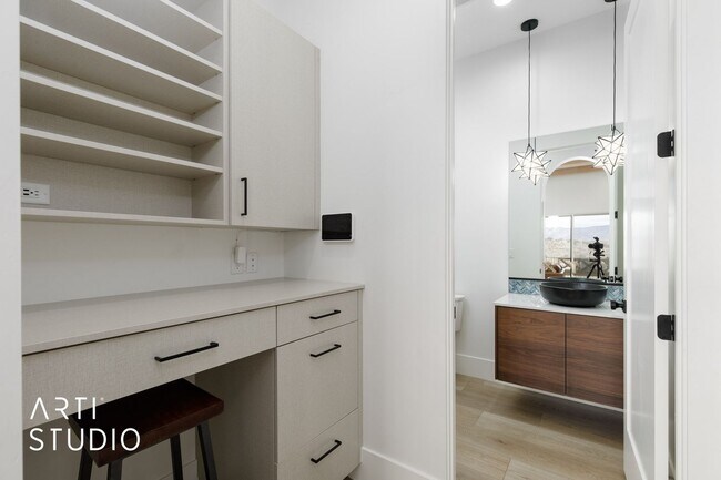 Building Photo - Beautiful 6 Bedroom 4.5 Bathroom Home in D...