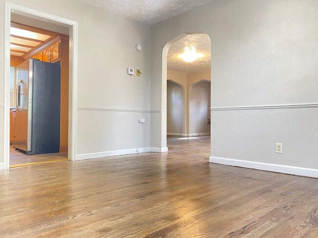 Building Photo - Large 2 bed 1 bath duplex with one car att...
