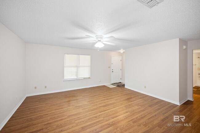 Building Photo - 620 S Oak St