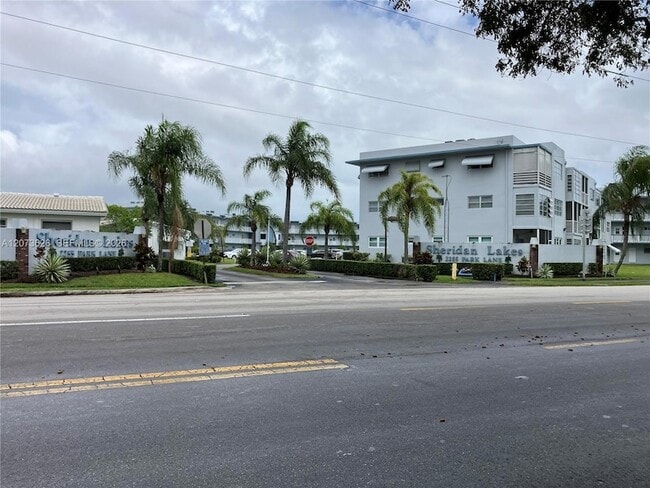 Building Photo - 2300 Park Ln