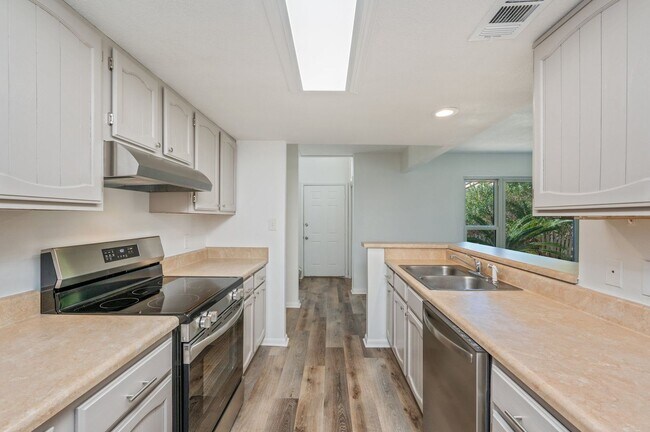 Building Photo - Spacious townhouse with large 2nd floor covered patio!