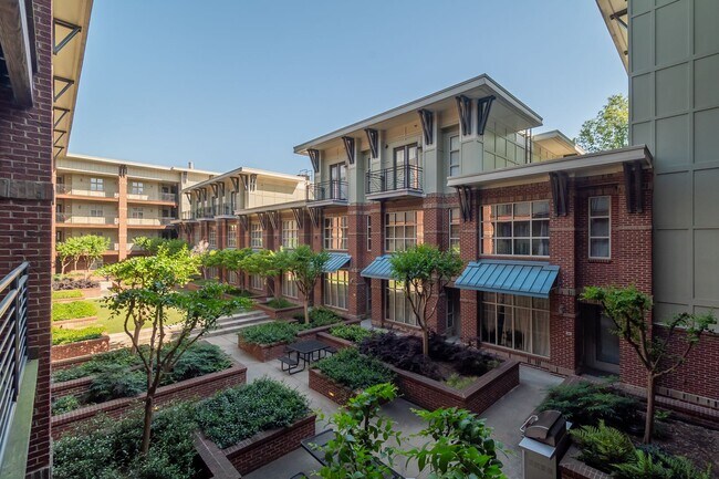 Building Photo - Wonderful 2bd/2bth uptown condo! lots of space in a beautiful building