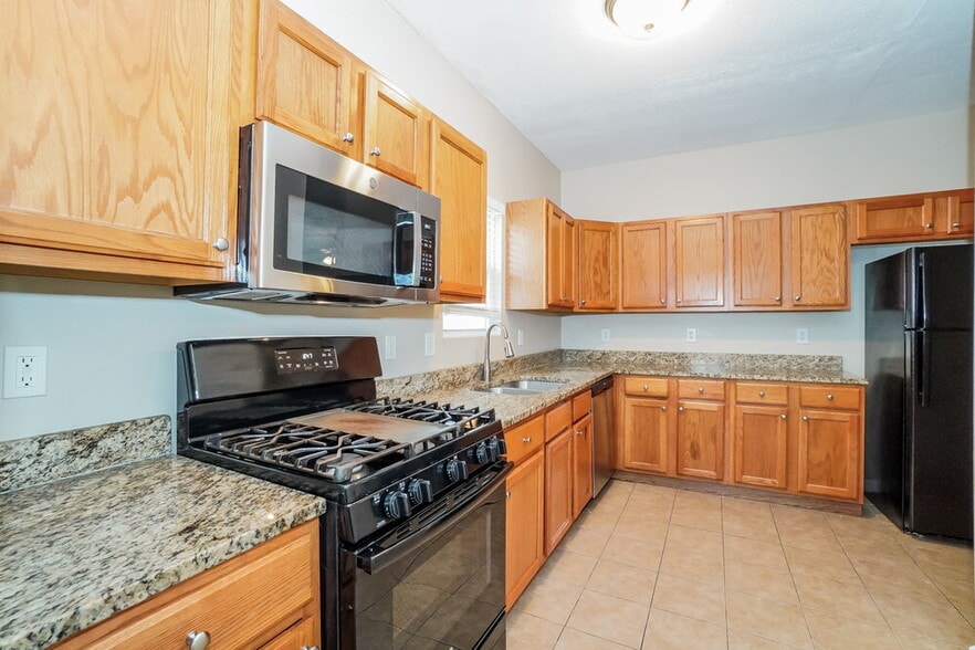 Building Photo - 807 Summerville Dr