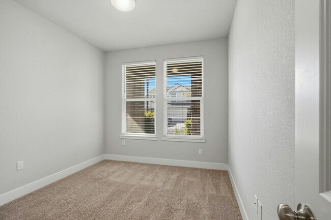 Building Photo - 75 W Pasqua Ct