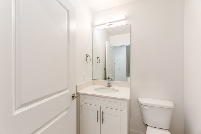 Building Photo - Gorgeous Brand New Townhome!