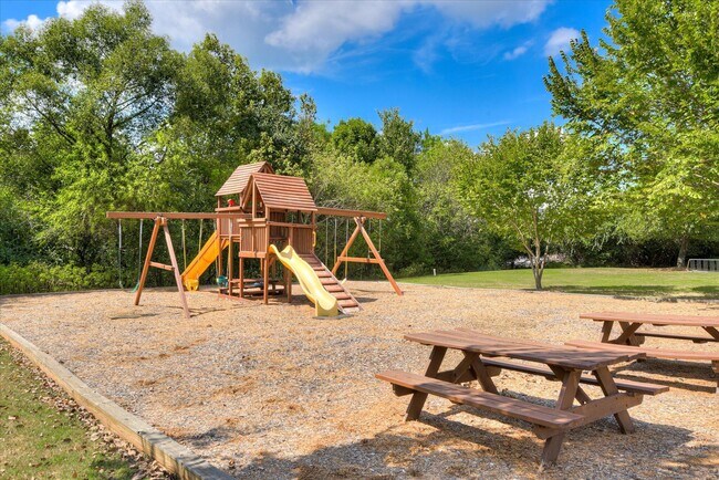 Building Photo - 4025-4025 Stowe Dr