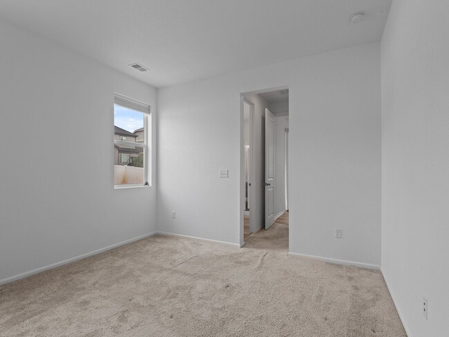 Building Photo - Modern Home With Great Amenities Available...