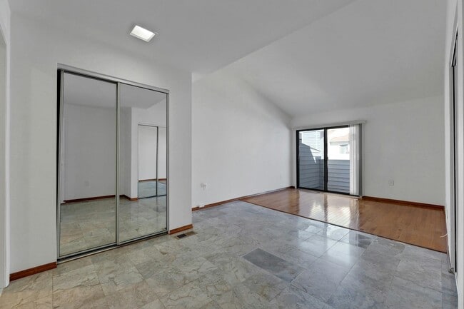 Building Photo - 806 Spinnaker Ct