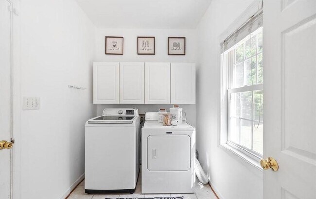 Building Photo - 5 Bedroom, 2.5 Bath Home in St. James Woods  ** Available for showings 3/25/2026 **