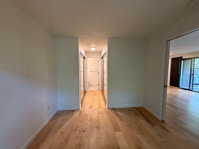 Building Photo - 11 Crestfield Ct