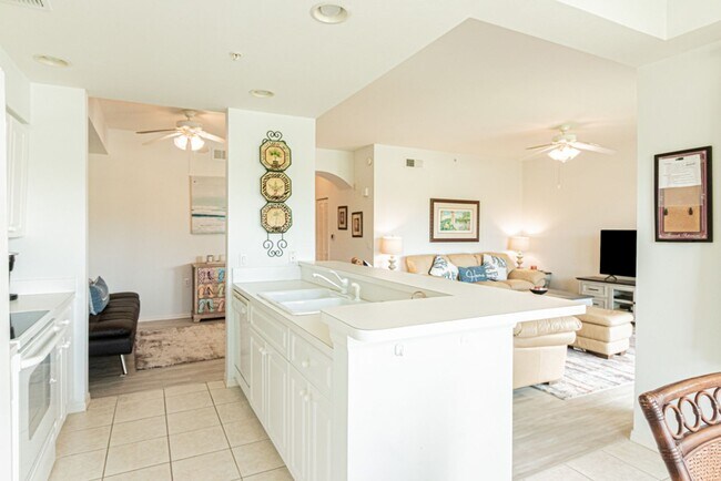 Building Photo - Fully Furnished Seasonal Condo Rental At G...