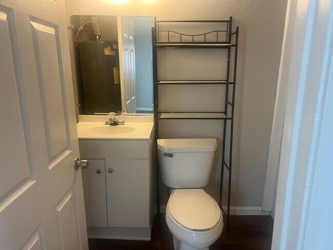 Building Photo - 1 Bed 1 Bath Close to Tech Move in Ready!