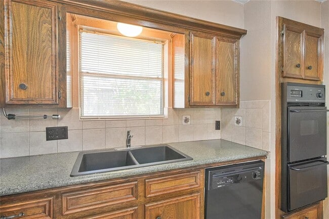 Building Photo - 3107 Woodstone Dr