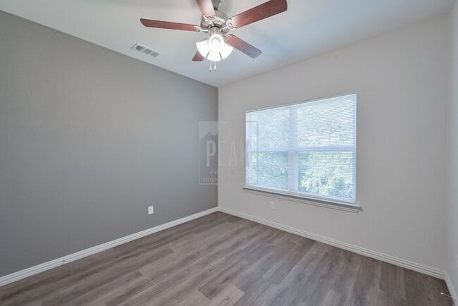 Building Photo - $1475! Stylish 2BR Townhome close to the Stockyards! One month free! Apply by 11/19!