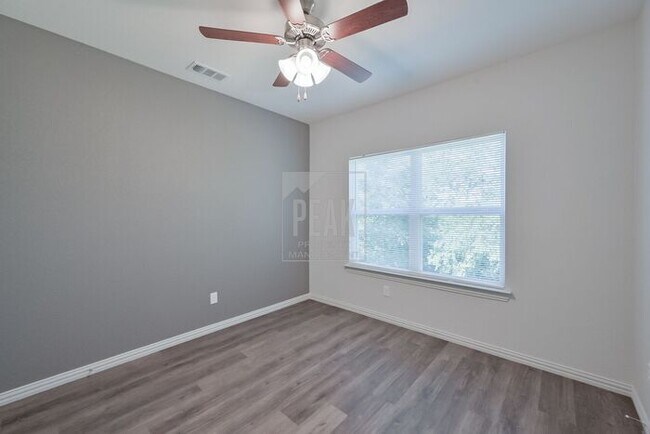 Building Photo - $1500! Stylish 2BR Townhome with 15 Minutes from Downtown Fort Worth Stockyards! Free application...