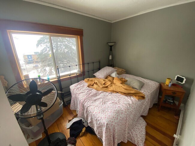 Building Photo - AVAILABLE NOW - Large 4 bedroom in Lakesid...