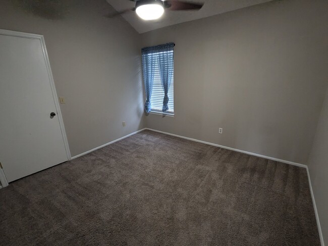 Building Photo - Spacious 3/2 PLUS loft and garage condo re...