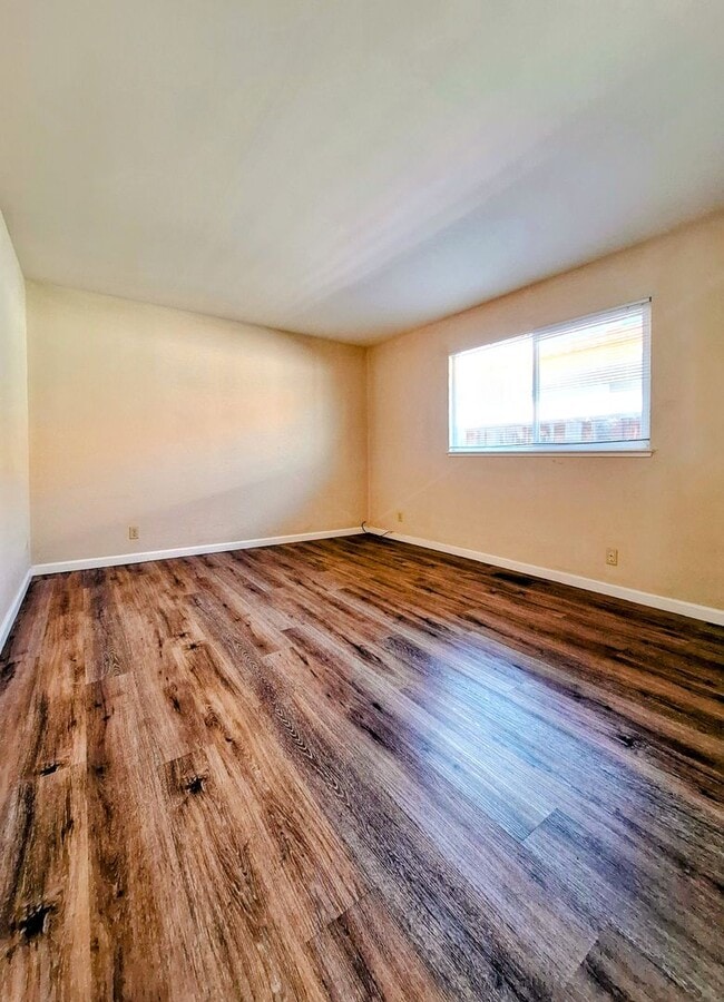 Building Photo - Charming 2bd Duplex With Private Yard & Garage