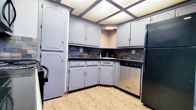 Building Photo - 300 E Kittyhawk Dr