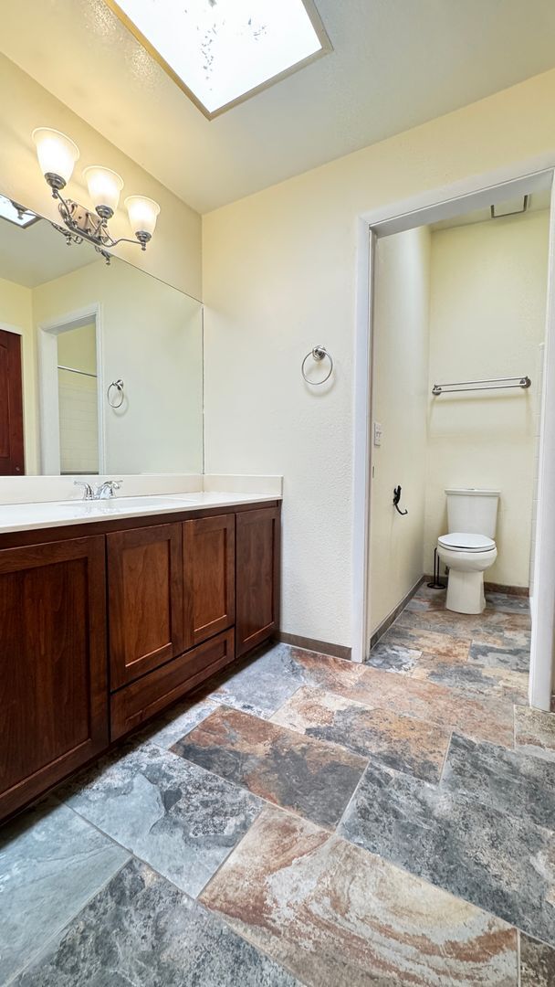 Building Photo - NW (Oracle and Orange Grove) 2 bedroom, 2 bath townhouse, 2 car garage, solar panels, no carpet!