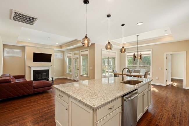 Building Photo - Gorgeous Home in Durham!