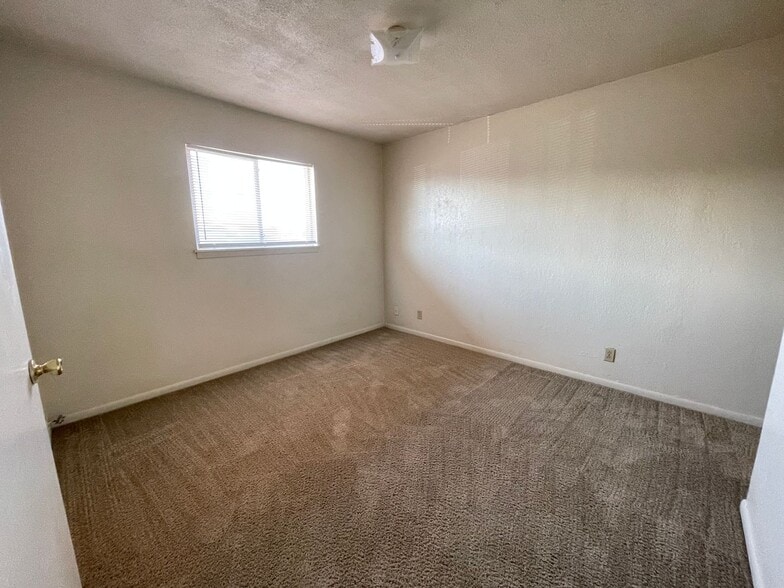 Building Photo - 807 W Hallmark Ave