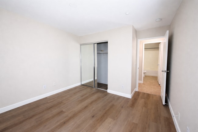 Building Photo - Updated Spacious 2 Bedroom Condo with attached garage in West Murrieta