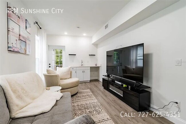 Building Photo - Modern Elegance Awaits: Stunning 4-Bedroom...