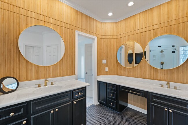 Building Photo - 1515 Hyde Park Blvd