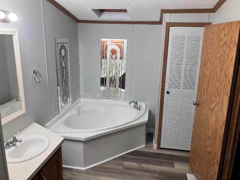 Building Photo - 69 Village Ct