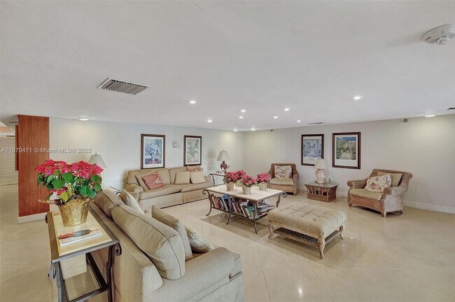 Building Photo - 2457 Collins Ave