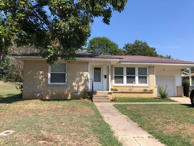 Primary Photo - Charming 2 Bedroom Home with Garage in Sea...