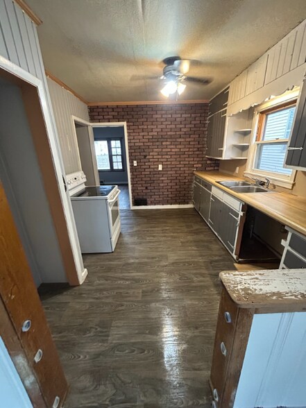 Building Photo - 1615 Iowa Ave