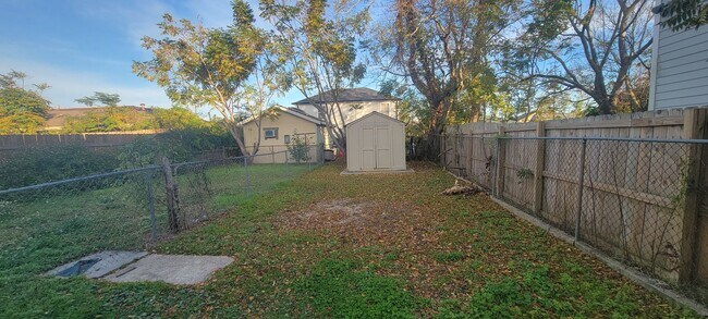 Building Photo - 925-927 Flood St