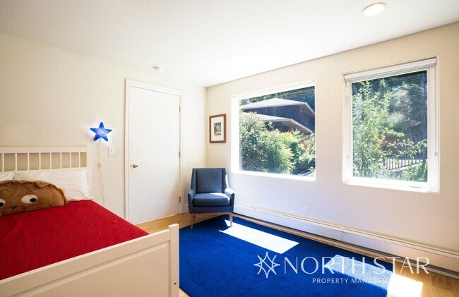 Building Photo - Stunning Views Close in NW Portland