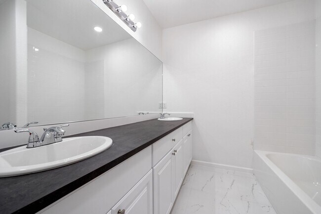 Building Photo - Brand new 3 bed 2.5 bath townhome