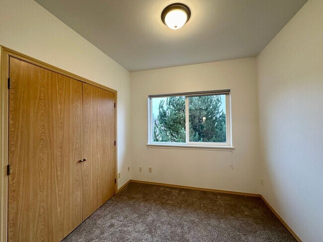 Building Photo - Spacious Condo near WCC - 500 Darby Dr. #315