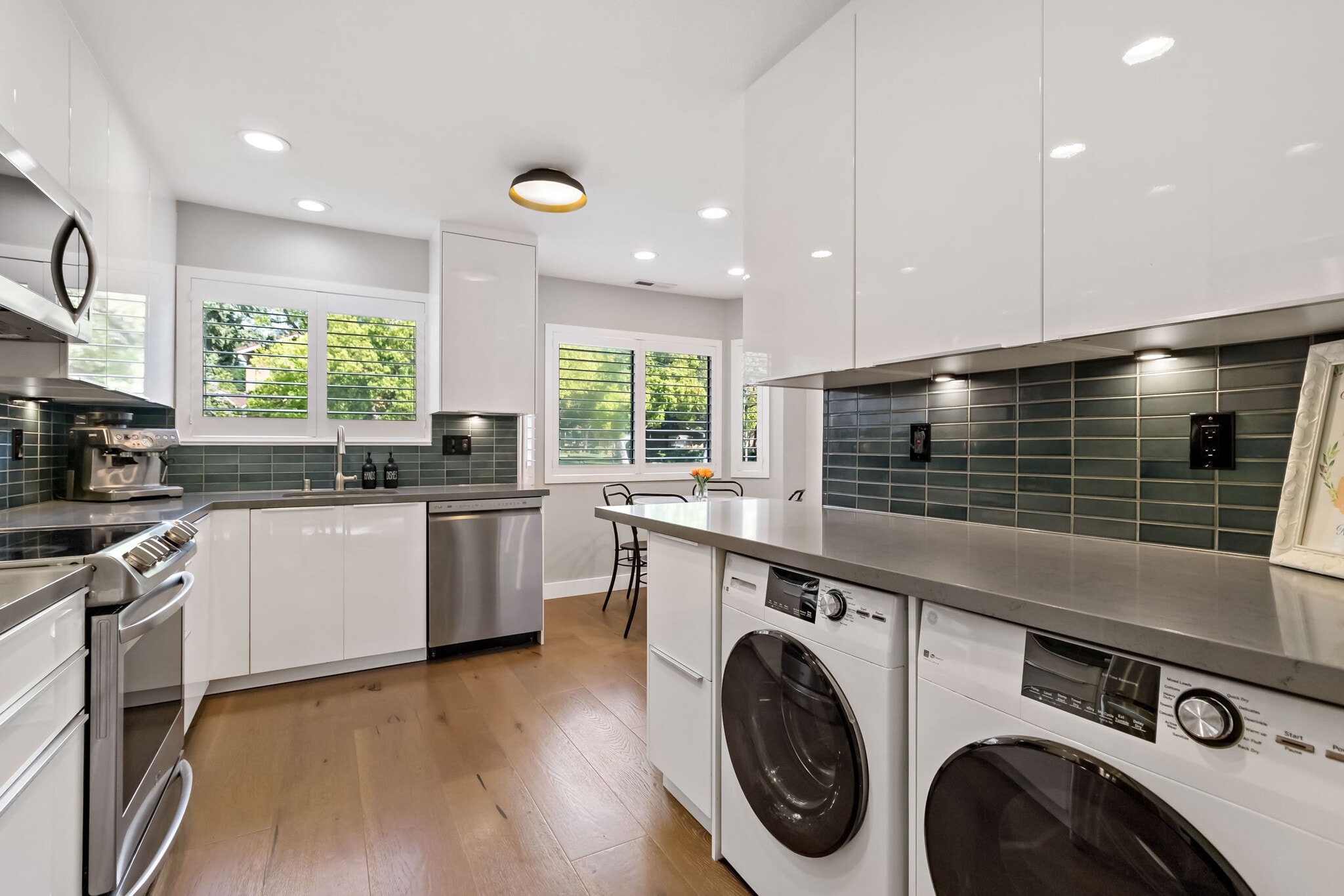 In-unit Washer/Dryer - 435 Alberto Way
