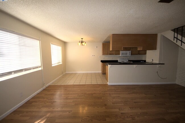 Building Photo - 1214 Sycamore Dr