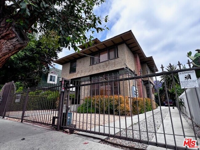 Building Photo - 2108 Oak St