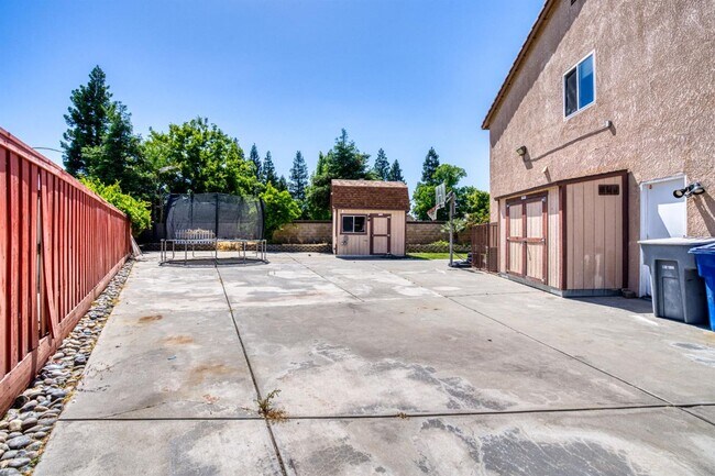 Building Photo - Perfect 6/3 Clovis Home for Large Family!